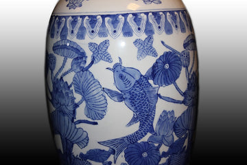 Vase chinois en porcelaine blanche à décor de carpes Koi bleues et de plantes