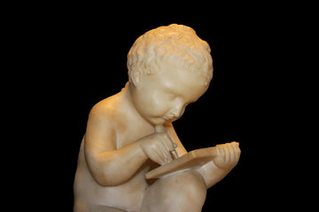 Sculpture française en marbre des années 1800 représentant un putto