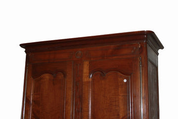 Armadio provenzale di inizio 1800 in legno di ciliegio con motivi di intaglio