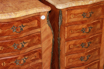 Paire de splendides chevets à cinq tiroirs de style Louis XV en bois de rose avec dessus en marbre