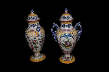 Coppia di vasi con coperchio francesi in ceramica bianca riccamente decorata a motivo floreale