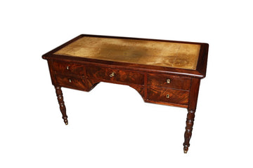 Bureau français de style Louis Philippe des années 1800 en plume d'acajou et plateau en cuir