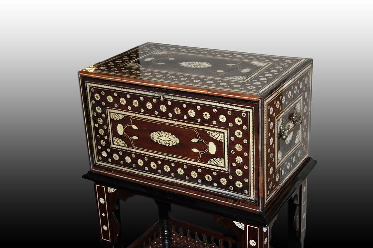 Magnifico monetiere portoghese del 1600 in pregiato legno di palissandro impreziosito da ricchi motivi di intarsio in Avorio