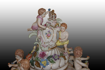 Spectaculaire grand vase central en porcelaine de Dresde richement décorée