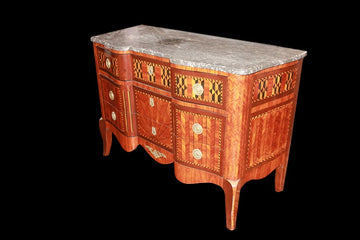 Extraordinaire commode de style Transition française des années 1800 avec de riches motifs incrustés en marbre et dessus en bronze