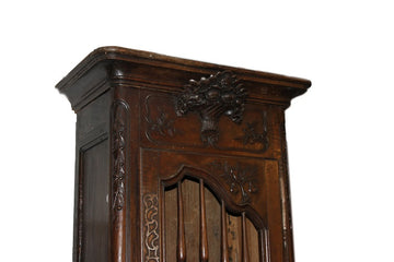 Cabinet de style provençal richement sculpté du début des années 1800