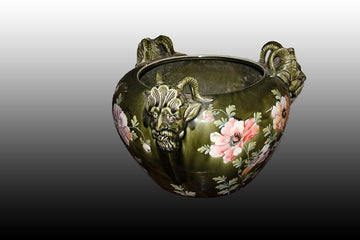 Vase français en céramique verte à têtes de faune, début du XXe siècle