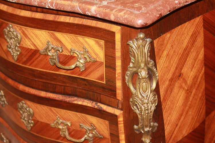 Piccolo cassettone comoncino stile Luigi XV a 3 cassetti con bronzi e marmo del XIX secolo