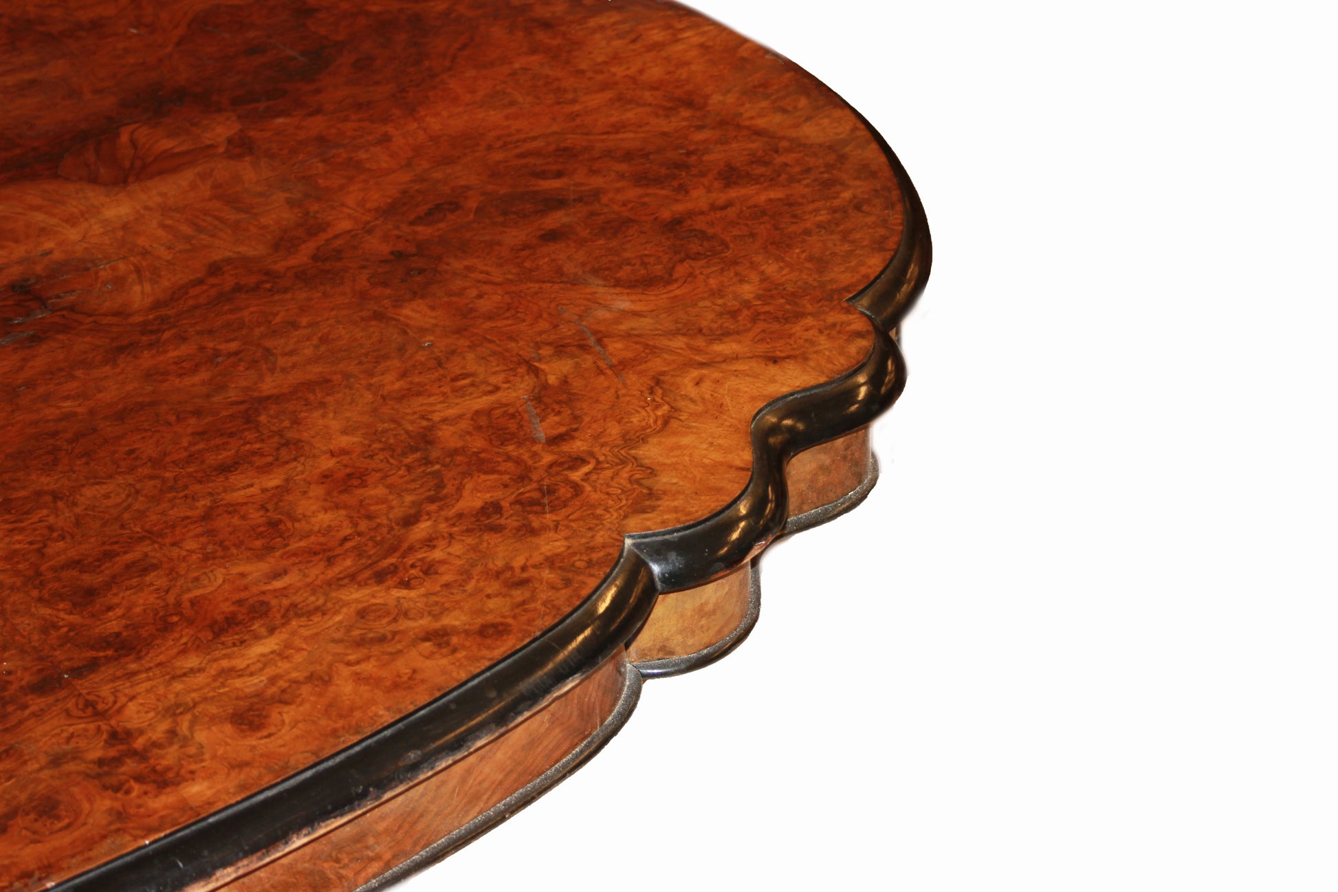 Tavolo Luigi Filippo in legno di noce e radica di noce con piano smussato con bordo in legno ebanizzato XIX secolo