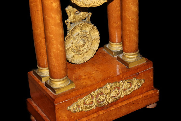 Orologio francese stile Impero in radica di olmo con applicazioni in bronzo e pendolo riccamente rifinito