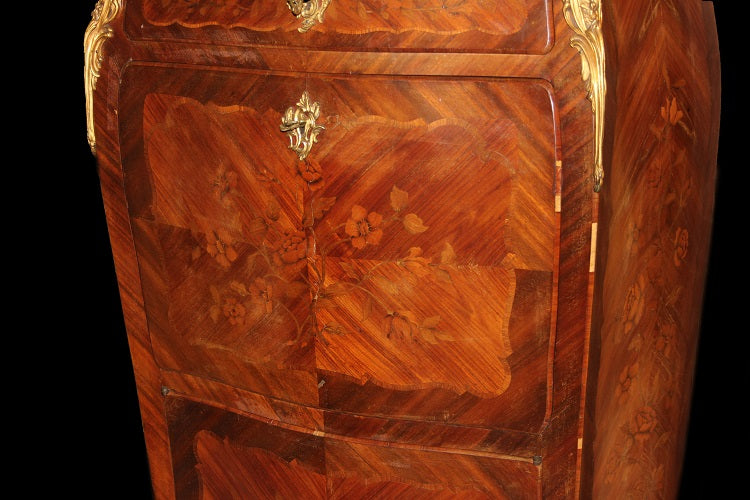 Grande secretaire Luigi XV panciuto del 1800 riccamente intarsiato in legno di bois de violette