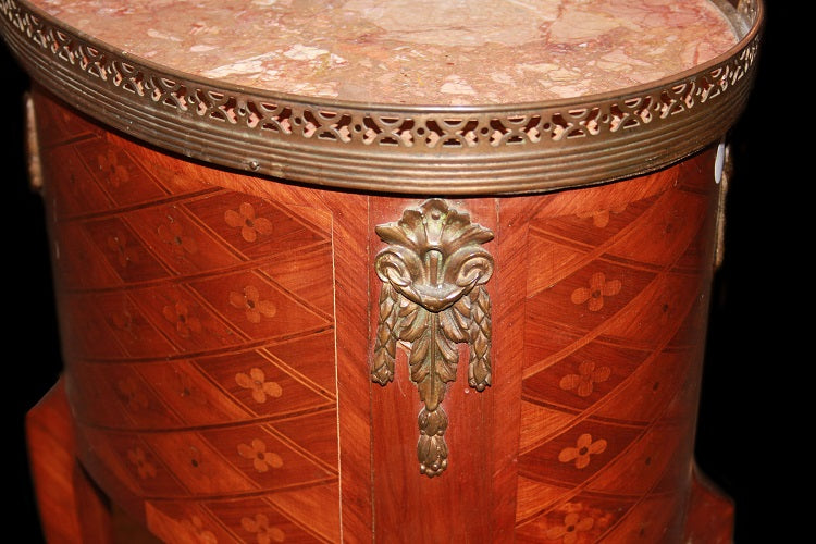 Piccolo tavolino comodino francese stile Luigi XV del 1800 con marmo, bronzi ed intarsi