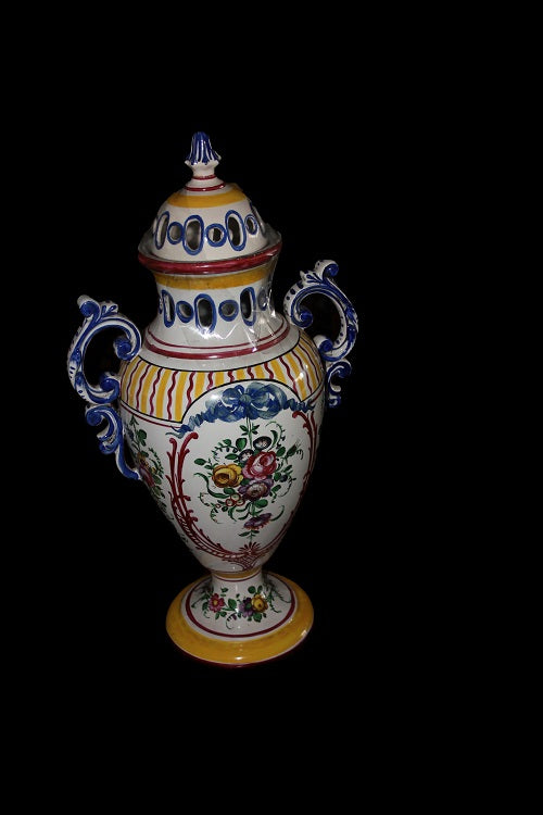 Coppia di vasi con coperchio francesi in ceramica bianca riccamente decorata a motivo floreale