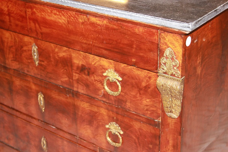 Coppia Secretaire e cassettone francesi stile Impero con bellissime applicazioni in bronzo e piano in marmo in Piuma di Mogano