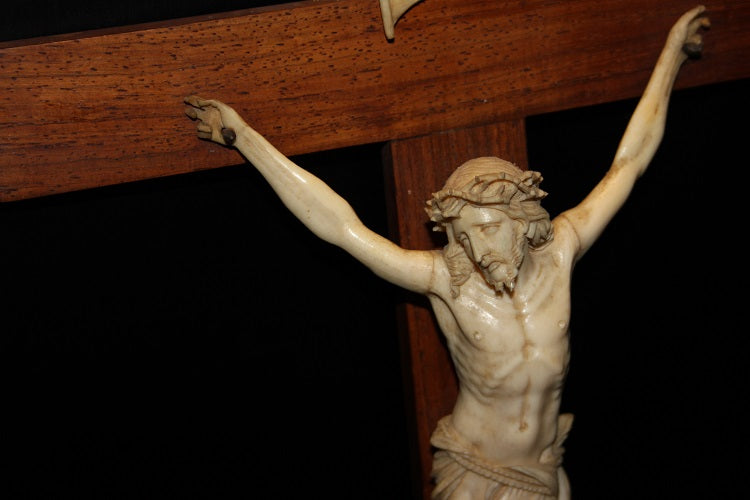 Crocifisso con Cristo in avorio del 1800 e croce in legno di Rovere