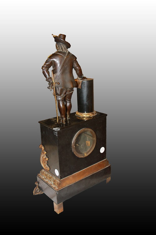 Orologio da tavolo francese del 1800 in marmo con scultura in bronzo e fregi