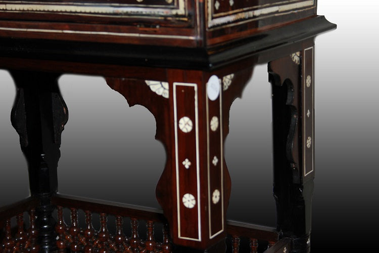 Magnifico monetiere portoghese del 1600 in pregiato legno di palissandro impreziosito da ricchi motivi di intarsio in Avorio