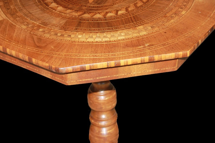 Tavolino sorrentino della prima metà del 1800 con piano ottagonale riccamente intarsiato