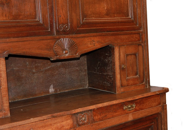 Grande Maestosa credenza di inizio 1800 stile Provenzale Francese in legno di noce con intagli