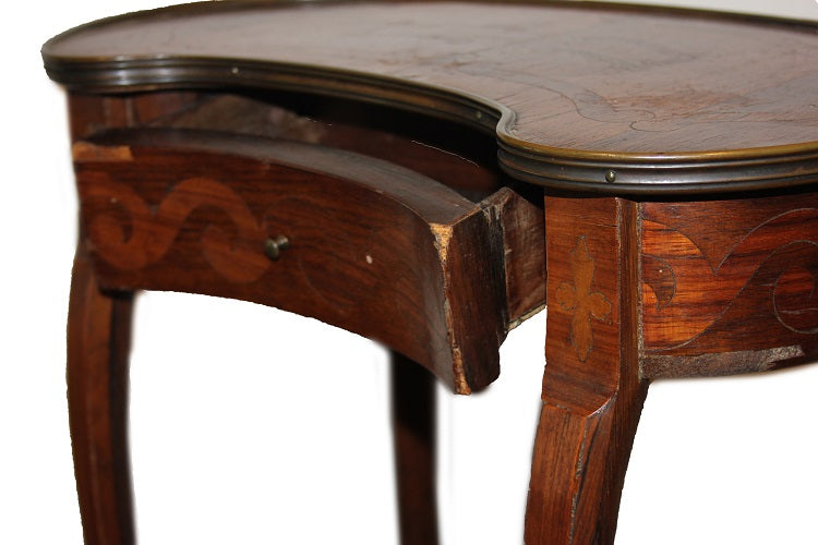 Piccolo tavolino francese a fagiolo del 1800 intarsiato stile Luigi XV