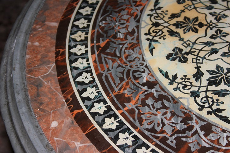 Bellissimo tavolino con piano in marmo a scagliola riccamente decorato