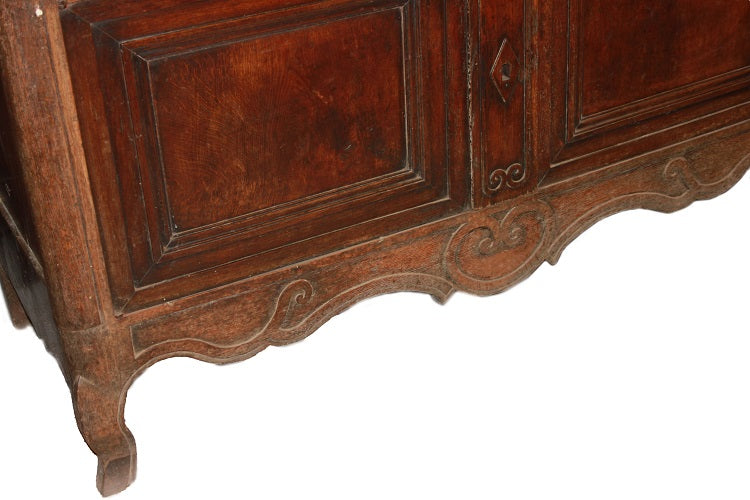 Grande Maestosa credenza di inizio 1800 stile Provenzale Francese in legno di noce con intagli