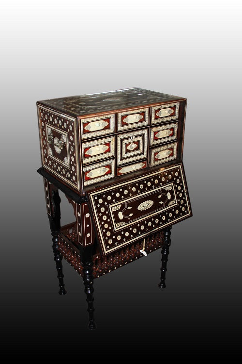 Magnifico monetiere portoghese del 1600 in pregiato legno di palissandro impreziosito da ricchi motivi di intarsio in Avorio
