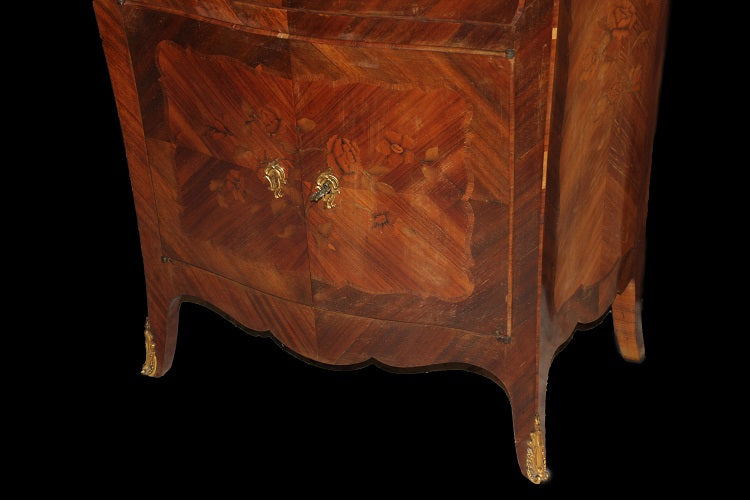 Grande secretaire Luigi XV panciuto del 1800 riccamente intarsiato in legno di bois de violette