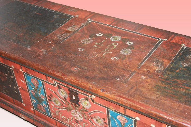 Cassapanca Tirolese del 1800 in legno riccamente dipinto