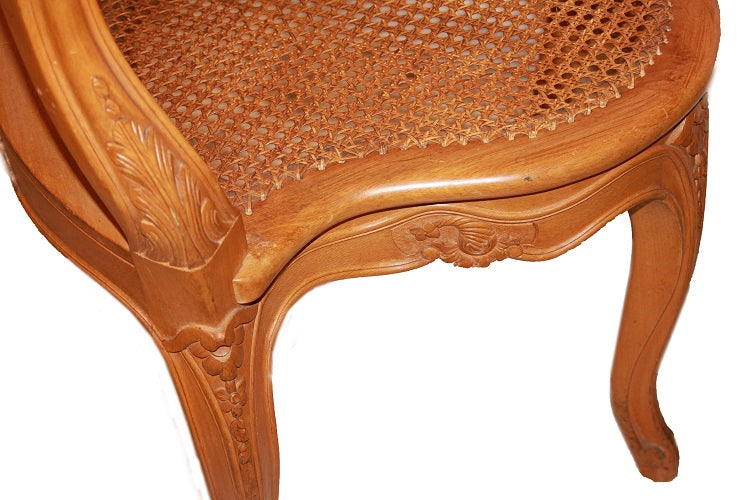 Poltroncina francese di inizio 1900 stile Luigi XV con seduta e schienale in paglia di Vienna