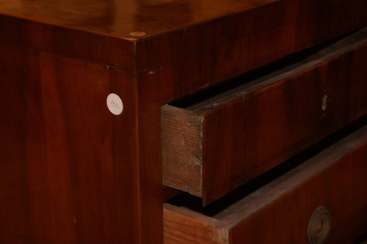 Antico piccolo comò del 1700 italiano in legno di noce