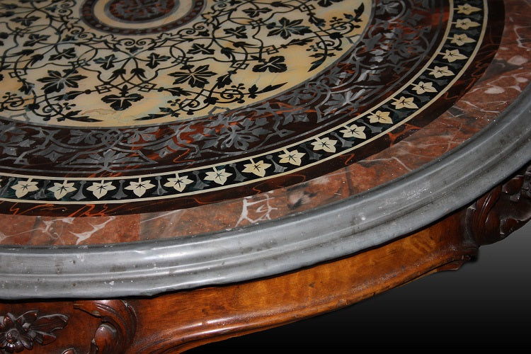 Bellissimo tavolino con piano in marmo a scagliola riccamente decorato