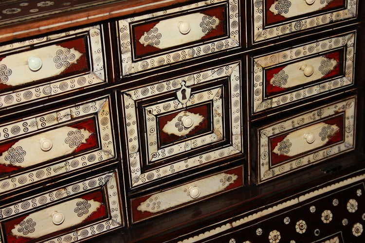 Magnifico monetiere portoghese del 1600 in pregiato legno di palissandro impreziosito da ricchi motivi di intarsio in Avorio