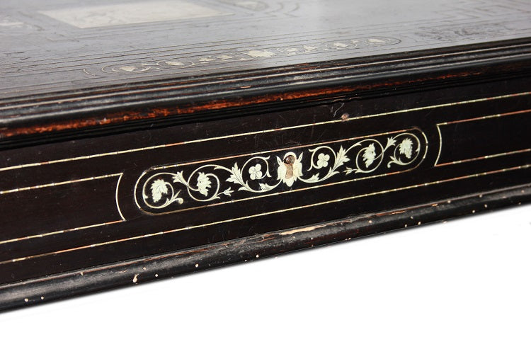 Tavolino italiano Lombardo di inizio 1800 in legno ebanizzato con intarsi in avorio pirografati