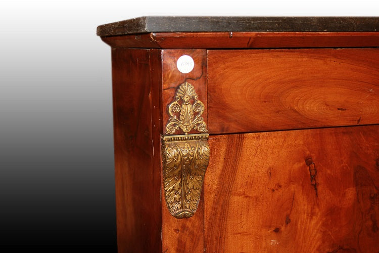 Coppia Secretaire e cassettone francesi stile Impero con bellissime applicazioni in bronzo e piano in marmo in Piuma di Mogano