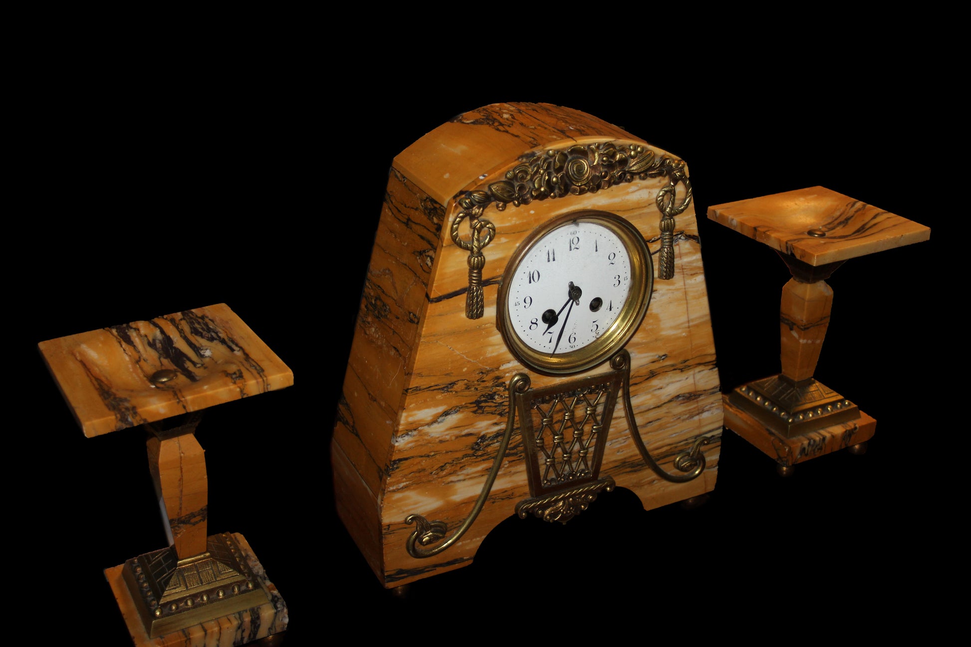 Tris orologio con candelieri in marmo francesi stile Art Decò di inizio 1900