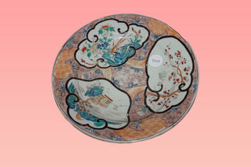 Assiette en porcelaine de Chine richement décorée de trois vignettes