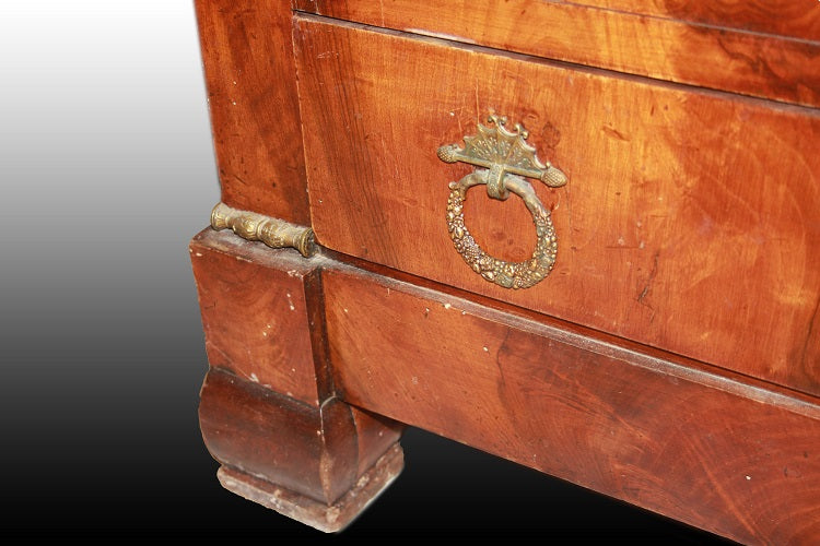 Coppia Secretaire e cassettone francesi stile Impero con bellissime applicazioni in bronzo e piano in marmo in Piuma di Mogano