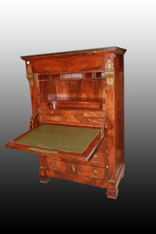 Coppia Secretaire e cassettone francesi stile Impero con bellissime applicazioni in bronzo e piano in marmo in Piuma di Mogano