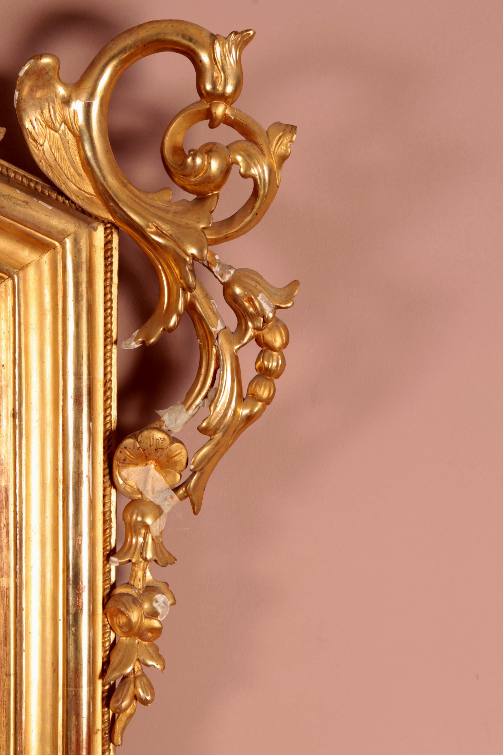 Antiche specchiere italiane venete del 1700 con cimasa e intaglio dorate