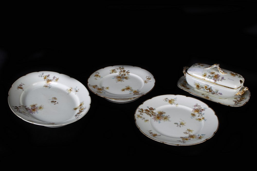 Servizio da tavola in porcellana di Limoges decorata a motivi floreali