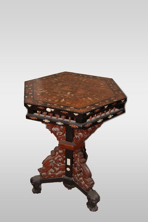 Antico tavolino di gusto orientale del 1800 intarsiato avorio