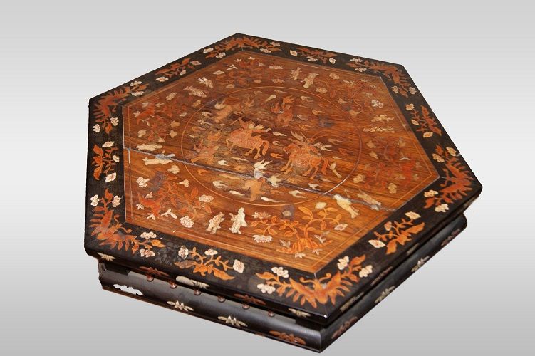 Antico tavolino di gusto orientale del 1800 intarsiato avorio