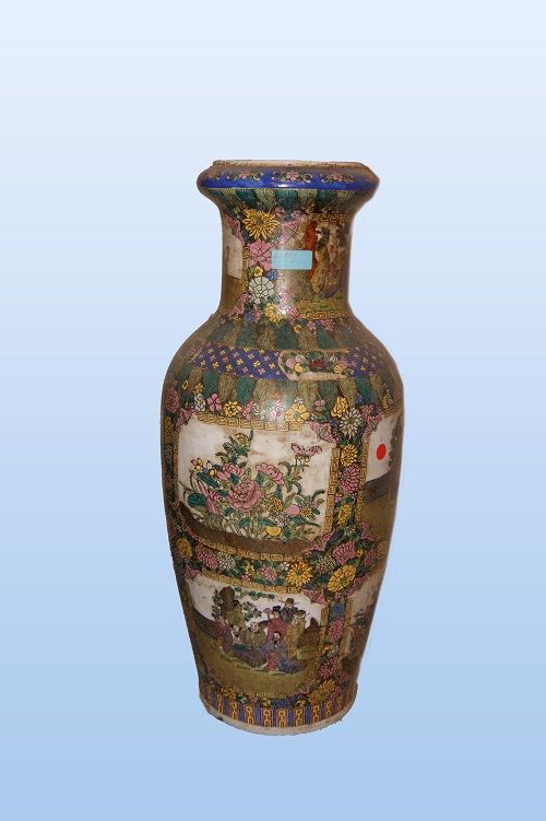 Antico vaso cinese in porcellana decorata con fiori e personaggi