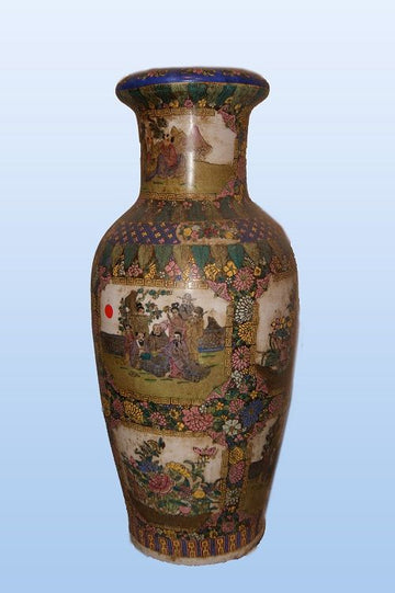 Vase ancien en porcelaine chinoise à décor de fleurs et de personnages