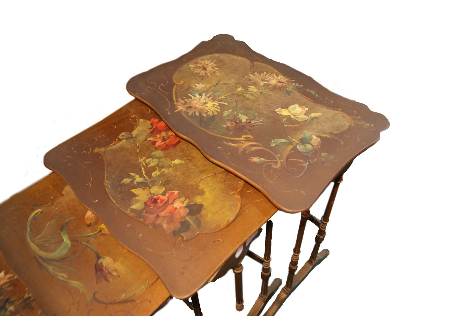 Antichi tavolini a nido stile Liberty con dipinti floereali