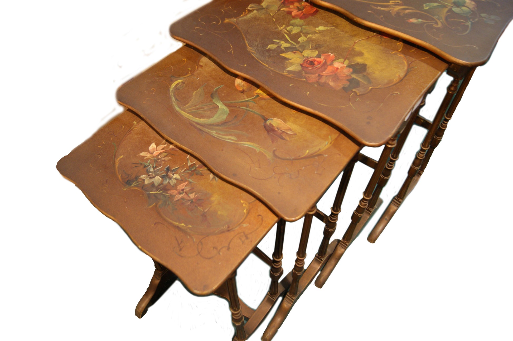 Antichi tavolini a nido stile Liberty con dipinti floereali