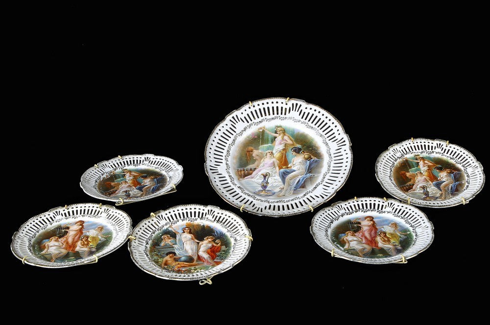 Antico servizio composto da 6 piatti  in porcellana bianca austriaca