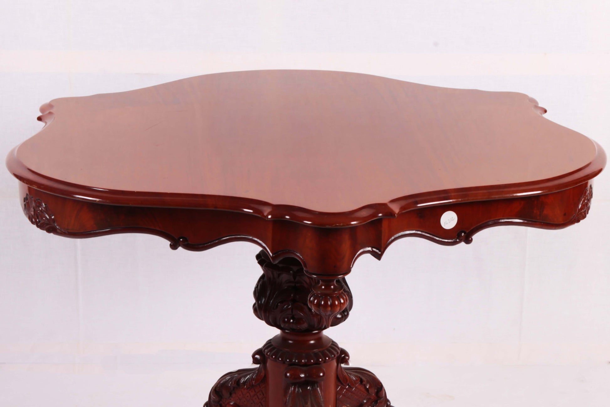 Antico tavolino circolare smerlato, nord europa in mogano del 1800 