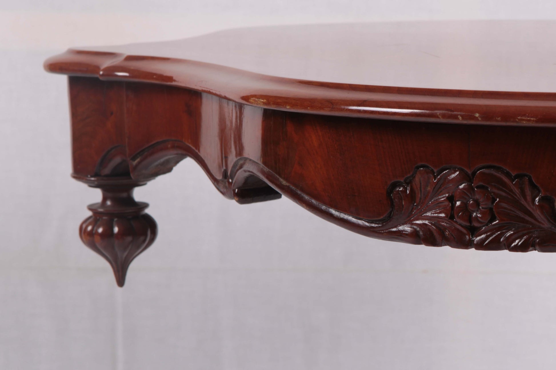 Antico tavolino circolare smerlato, nord europa in mogano del 1800 